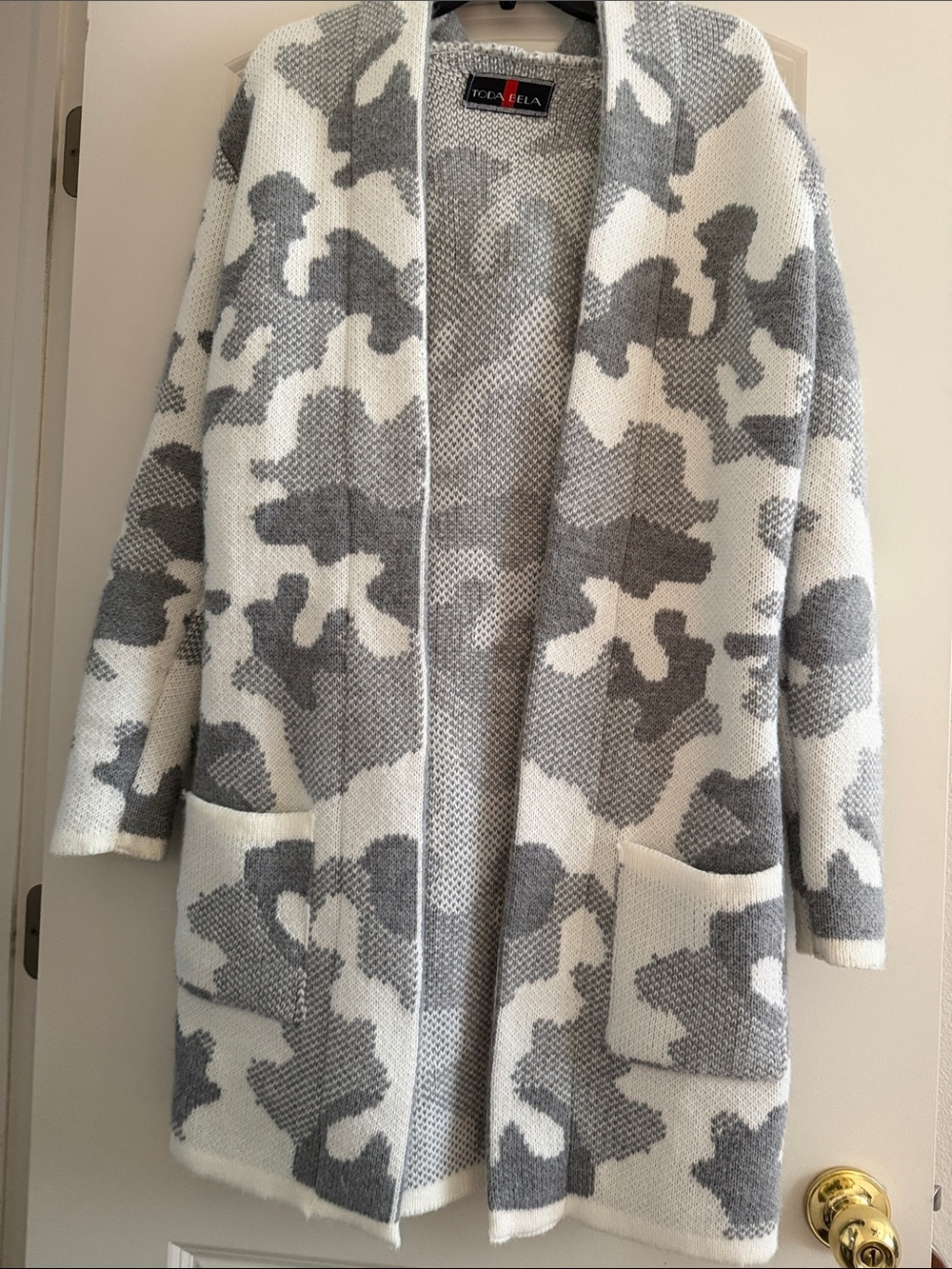 Toda Bela Women's Gray and White Camouflage Open-Front Cardigan
